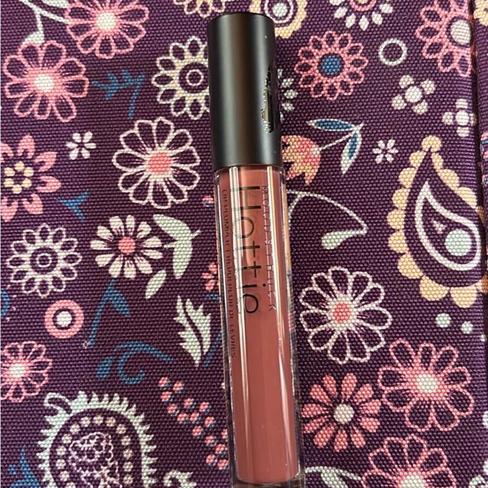 Younique Hottie Lip Plumper - NIB REFRESHED SHADE